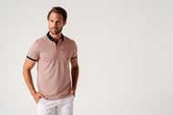 Foto de Polo estmpado geometrico naranja y marino