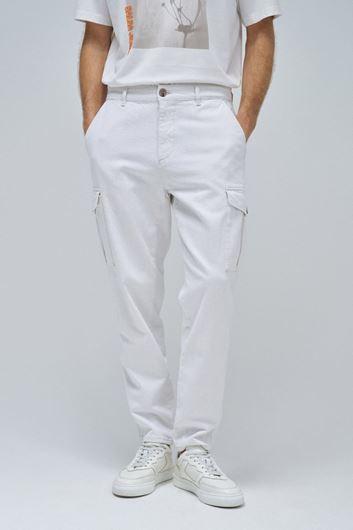 Foto de Pantalón tapered estilo cargo color crudo