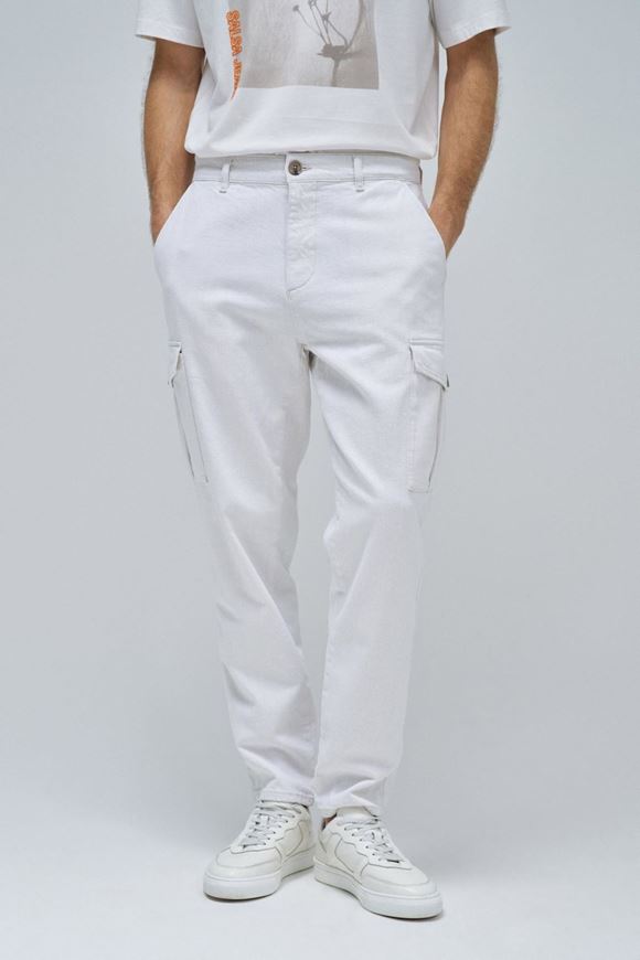 Foto de Pantalón tapered estilo cargo color crudo