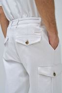 Foto de Pantalón tapered estilo cargo color crudo