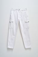 Foto de Pantalón tapered estilo cargo color crudo