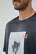 Foto de Camiseta negra con estampado casual