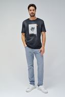 Foto de Camiseta negra con estampado casual