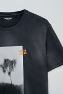 Foto de Camiseta negra con estampado casual