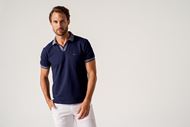 Foto de Polo manga corta azul marino cuello contraste