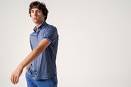 Foto de Polo manga corta microestampado lunares azul