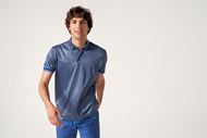 Foto de Polo manga corta microestampado lunares azul