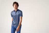 Foto de Polo manga corta microestampado lunares azul