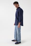 Foto de Camisa regular fit en mezcla de lino azul marino