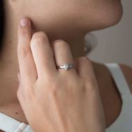 Foto de Sortija en oro blanco de 18 kilates y 1 brillante en talla pera de 0.16 quilates