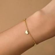Foto de Pulsera de plata baño de oro con corazón y chatones