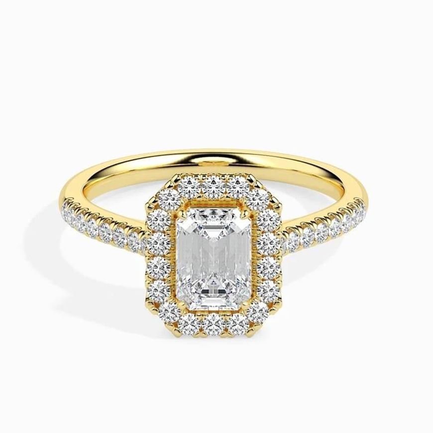 Picture of Sortija de oro amarillo con circonita central talla esmeralda y orla de circonitas blancas