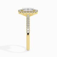 Picture of Sortija de oro amarillo con circonita central talla esmeralda y orla de circonitas blancas