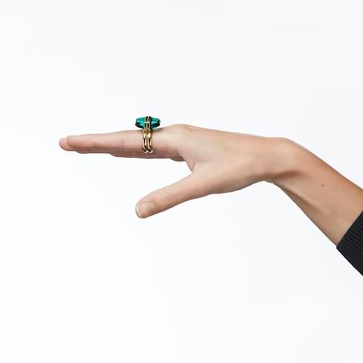 Foto de Anillo Lucent color esmeralda con baño tono oro Talla 52