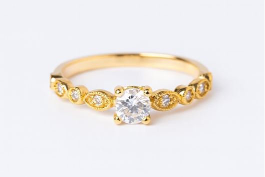 Foto de Anillo de oro amarillo 18kt y circonitas blancas