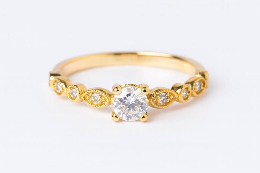 Foto de Anillo de oro amarillo 18kt y circonitas blancas