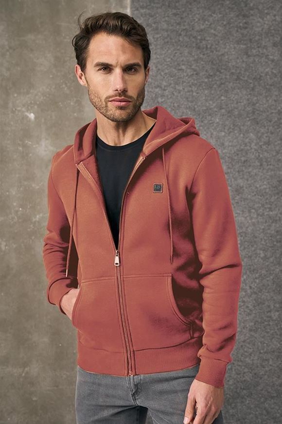 Foto de Sudadera con capucha terracota Darío Beltrán