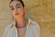 Picture of Pendientes Silken Code de plata chapada en oro con circonitas rojas