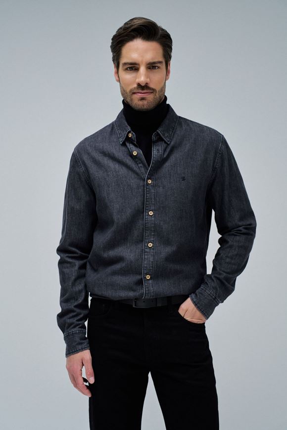 Foto de Camisa vaquera negra de algodón con corte regular y cuello clásico