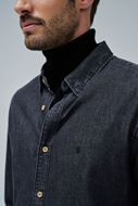 Foto de Camisa vaquera negra de algodón con corte regular y cuello clásico