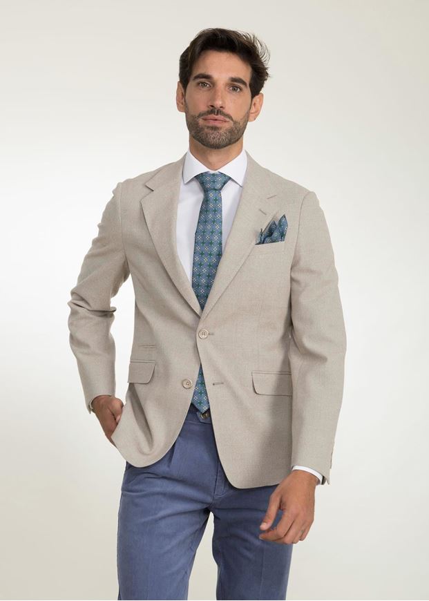 Foto de Americana regular fit afranelada beige con solapa sencilla y bolsillos inclinados