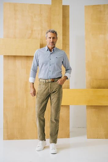 Foto de Pantalón largo de pana verde musgo para hombre