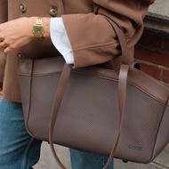 Foto de Bolso Cluse Tote Bag Petite con textura marrón chocolate 