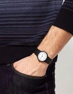 Foto de Reloj hombre negro con esfera blanca redonda