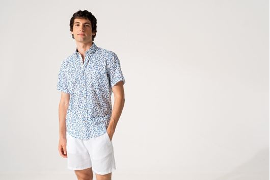 Foto de Camisa blanca jaspeado efecto lino con estampado floral azul
