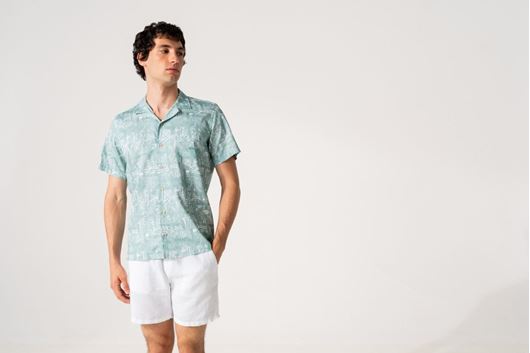 Foto de Camisa bowling verde estampado veraniego