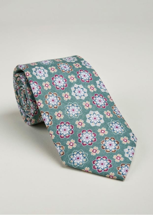 Foto de Corbata y pañuelo seda estampado floral fondo verde