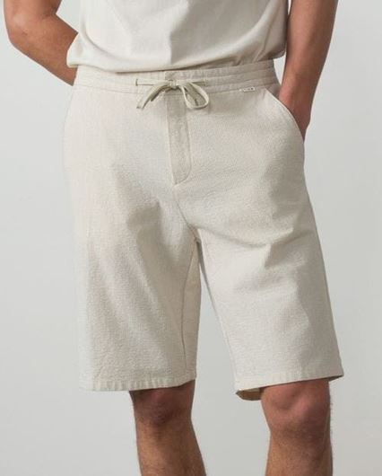 Foto de Bermuda con goma y cordón en cintura en rayas seersucker beige