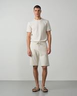 Foto de Bermuda con goma y cordón en cintura en rayas seersucker beige