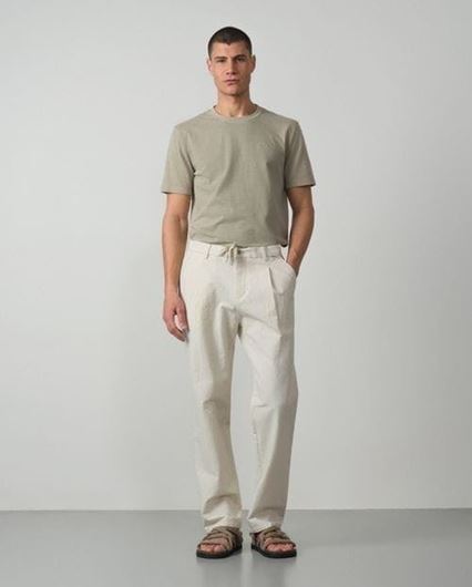 Picture of Pantalón de una pinza realizado en una raya fina de seersucker beige
