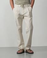 Foto de Pantalón de una pinza realizado en una raya fina de seersucker beige