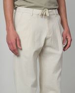Foto de Pantalón de una pinza realizado en una raya fina de seersucker beige