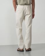 Foto de Pantalón de una pinza realizado en una raya fina de seersucker beige
