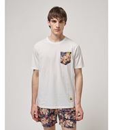 Foto de Camiseta blanca bolsillo estampado