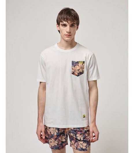 Foto de Camiseta blanca bolsillo estampado