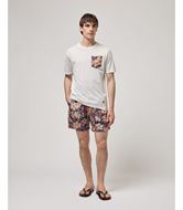 Foto de Camiseta blanca bolsillo estampado