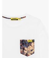 Foto de Camiseta blanca bolsillo estampado
