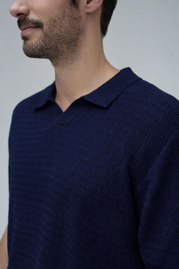 Foto de Polo manga corta cuello en V estructura zig-zag azul marino