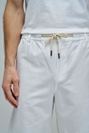 Foto de Pantalón corto blanco mezcla lino y algodón