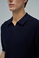 Foto de Polo manga corta cuello en V estructura zig-zag azul marino