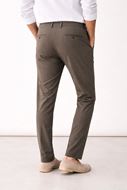 Foto de Pantalón slim fit cintura elástica tejido técnico caqui