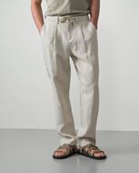 Foto de Pantalón de una pinza con cordón y goma en la cintura de lino color arena