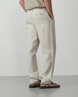 Foto de Pantalón de una pinza con cordón y goma en la cintura de lino color arena