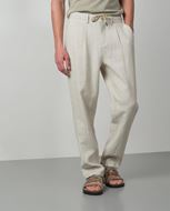 Foto de Pantalón de una pinza con cordón y goma en la cintura de lino color arena