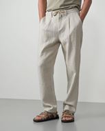 Foto de Pantalón de una pinza con cordón y goma en la cintura de lino color arena