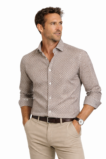 Foto de Camisa estampado geométrico fondo crema